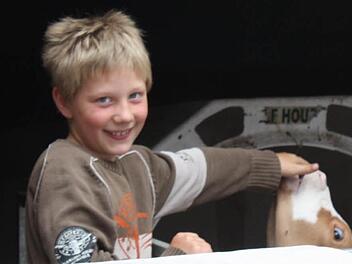 Bauernhof zum Anfassen: Der neunjährige Lukas lebt mit seinen Eltern auf einem Erlebnis-Hof.
