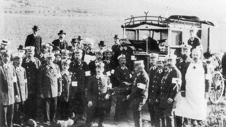 Krankentransport vor genau 100 Jahren. Im Winter wurden die Räder des beheizten Landauers auf Kufen gesetzt. Foto: Rotes Kreuz