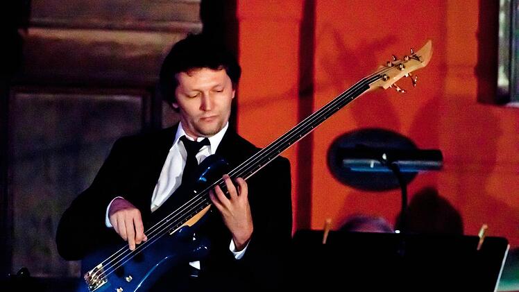 Auf der Bass-Gitarre beeindruckte Ferenc Zink mit seiner virtuosen Interpretation von Wolfgang Amadeus Mozarts "Alla turca".
