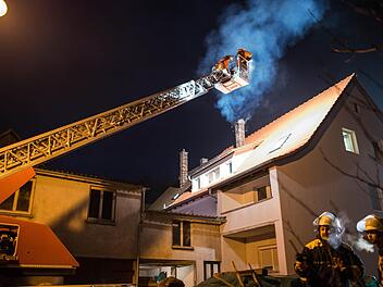 Keine Verletzten, kein Schaden - ein Kaminbrand am Sonntagabend in Lanzendorf ging glimpflich ab. Fotos: Alexander Muck