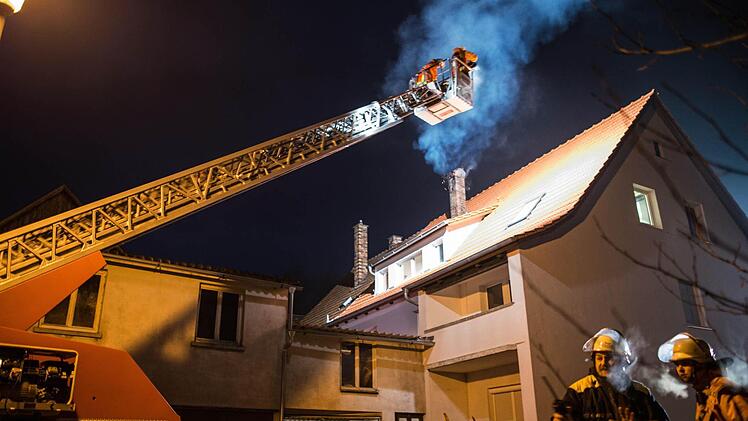 Keine Verletzten, kein Schaden - ein Kaminbrand am Sonntagabend in Lanzendorf ging glimpflich ab. Fotos: Alexander Muck