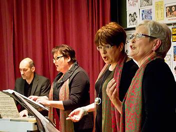 Mitreißender Gesang: Das Frauenterzett Cantemus mit Urte Koutschan, Erika Kreuzer und Margot Czaplinski (von links) begeistert bei seinem Auftritt im Friedensmuseum Meeder. Umsichtiger Begleiter am E-Piano: Sven Götz (links). Foto: Jochen Berger