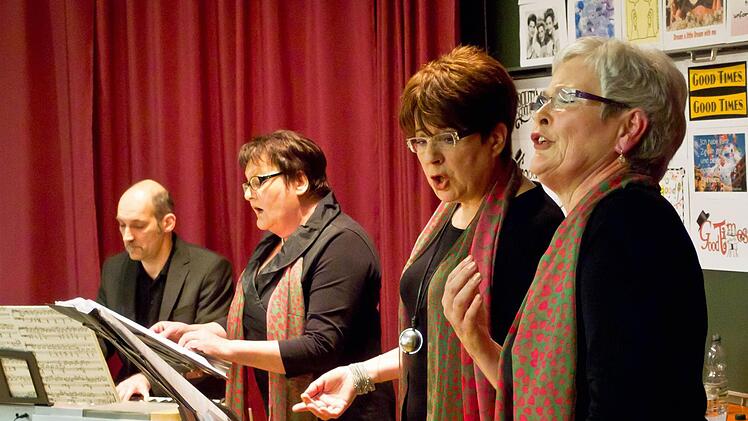 Mitreißender Gesang: Das Frauenterzett Cantemus mit Urte Koutschan, Erika Kreuzer und Margot Czaplinski (von links) begeistert bei seinem Auftritt im Friedensmuseum Meeder. Umsichtiger Begleiter am E-Piano: Sven Götz (links). Foto: Jochen Berger