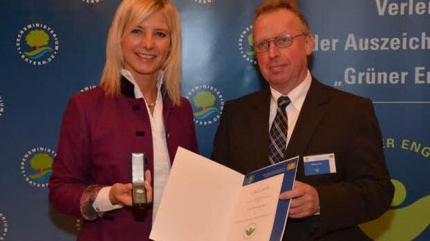 Umweltministerin Ulrike Scharf mit dem Geehrten Helmut Taut.