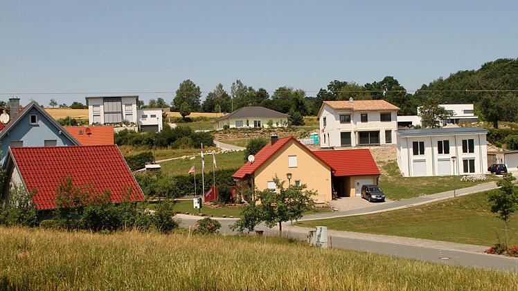 Blick auf die neue Siedlung von Neubrunn, in der es freie Bauplätze gibt. Eine Erweiterung durch einen neuen Bauabschnitt wurde deswegen abgelehnt.