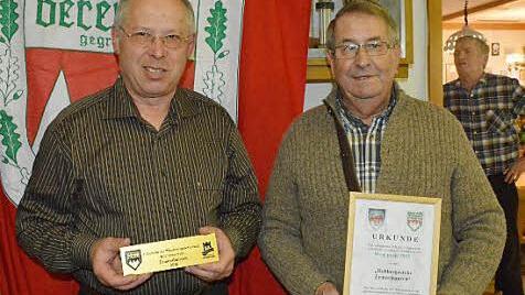 Der "Huttenweg" ist über elf Kilometer lang und so schön, dass er den Wegepreis erhielt. Hauptwegewart Ludwig Eichler (links) überreichte Urkunde, Schild und Preis (eine Sitzbank vom Naturpark Haßberge) an den Ermershäuser Wegewart Horst Fischer (rechts).