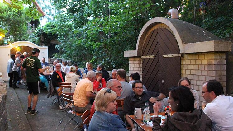 In der Weinlaube herrschte eine besonders schöne Stimmung. Unter dem Blätterdach war es am Abend richtig romantisch. Foto: Evi Seeger