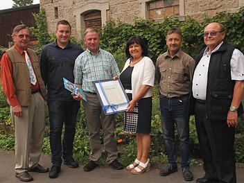 Bei der Verabschiedung von Rupert Göller als Geschäftsführer des Trinkwasserzweckverbandes der "Veitensteingruppe" (von links) der langjährige Vorsitzende Peter Kirchner, der neue Geschäftsführer Daniel Stürmer, Rupert Göller und Vorsitzende Gertrud Bühl, Wasserwart Alfons Griebel und Rechnungsprüfer Erich Langhojer. Foto: Günther Geiling