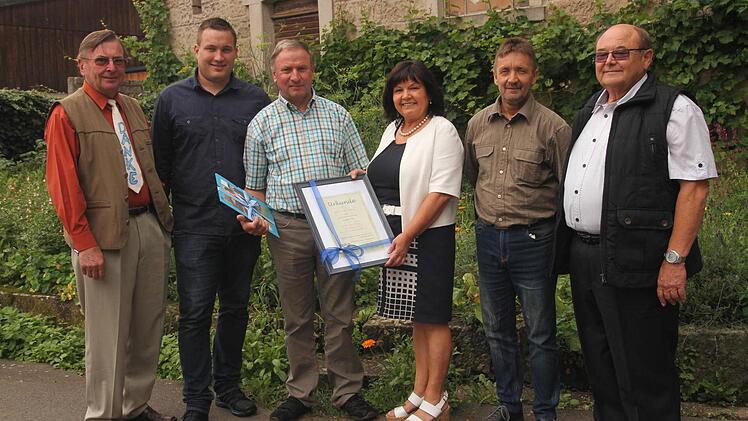 Bei der Verabschiedung von Rupert Göller als Geschäftsführer des Trinkwasserzweckverbandes der "Veitensteingruppe" (von links) der langjährige Vorsitzende Peter Kirchner, der neue Geschäftsführer Daniel Stürmer, Rupert Göller und Vorsitzende Gertrud Bühl, Wasserwart Alfons Griebel und Rechnungsprüfer Erich Langhojer. Foto: Günther Geiling