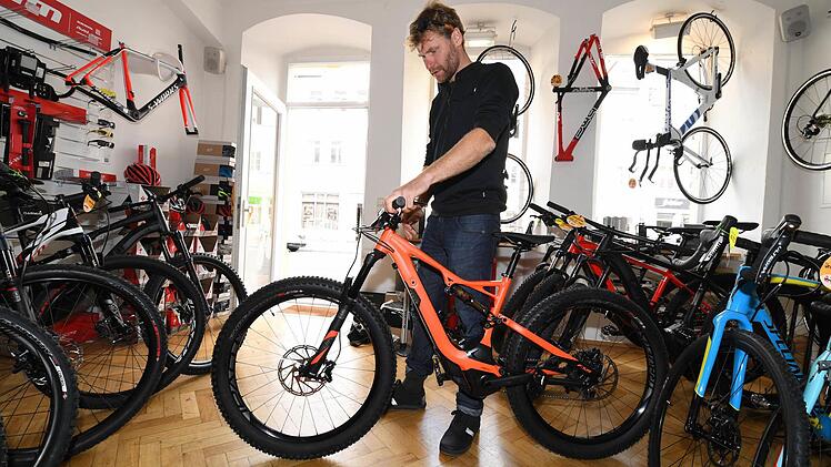 Solche Einbrüche können für einen Laden leicht existenzbedrohend sein, sagt Felix Rohrbach. Auch er hat viele wertvolle Bikes in seinem Laden stehen.