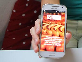 Mit der Android-App können Grillfreunde aus Ochsenfurt und Umgebung ihren Grillabend bequem am Smartphone organisieren. Fleisch und Wurst werden dann nach Hause geliefert. Foto: C. Hettiger