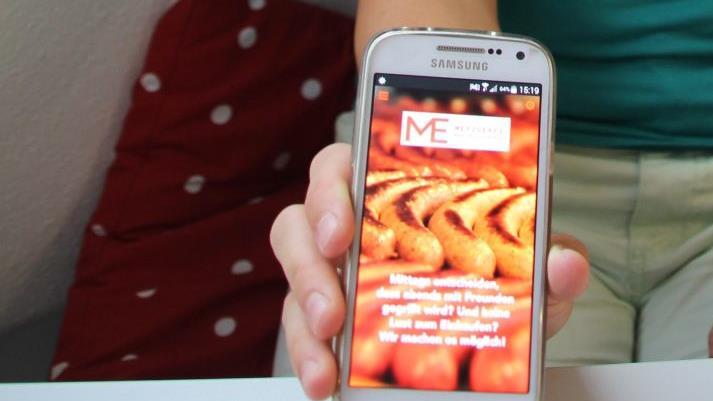 Mit der Android-App können Grillfreunde aus Ochsenfurt und Umgebung ihren Grillabend bequem am Smartphone organisieren. Fleisch und Wurst werden dann nach Hause geliefert. Foto: C. Hettiger