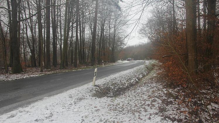 Während sich in Ebern beispielsweise die Flocken höchstens auf Dächern niederließen, bleibt der Schnee auf den Straßen ringsum schon liegen, wie unser Beispiel von der Kreisstraße von Ebern nach Gleusdorf im Itzgrund zeigt. Also aufgepasst, wer Bergstraßen hochfährt. Ein paar Meter Höhenunterschied sorgen für ganz andere Bedingungen. Foto: Ralf Kestel