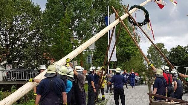 Die Freiwillige Feuerwehr von Baunach stellt den Kerwa-Baum auf.