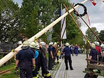 Die Freiwillige Feuerwehr von Baunach stellt den Kerwa-Baum auf.