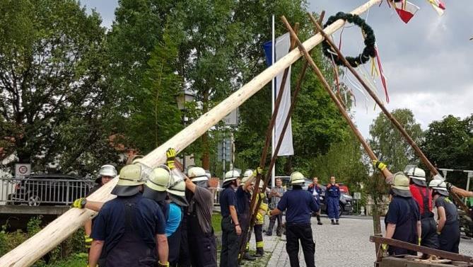 Die Freiwillige Feuerwehr von Baunach stellt den Kerwa-Baum auf.