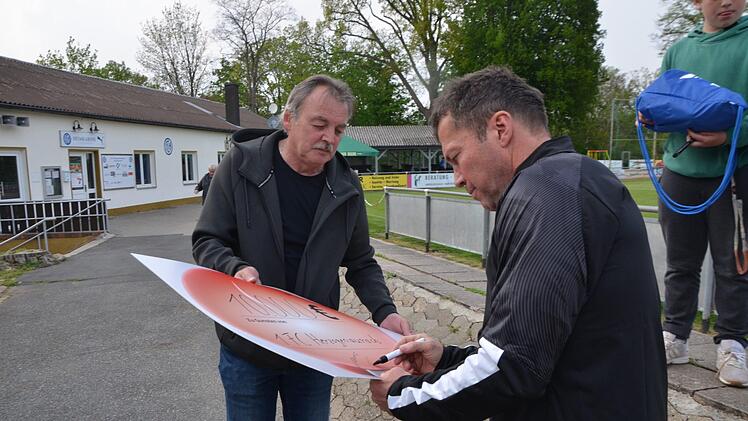 Lothar unterschreibt den Scheck
