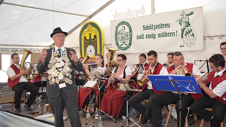 Schützenkönig Siegfried Bärnreuther dirigiert die "Leuchsentaler Blasmusik".  Foto: Thomas Micheel
