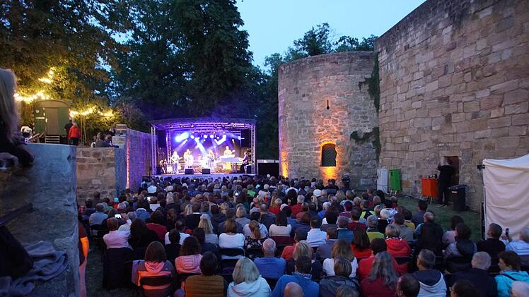 Erstmals fand im Burggraben in Königsberg ein Open Air statt und das Ambiente begeisterte das Publikum ebenso wie das Programm.