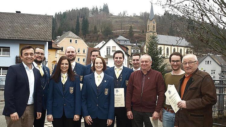 Ehrungen für 20 und 40 Jahre Mitgliedschaft konnte das Vorstandsteam des Musikvereins Wallenfels durchführen.  Foto: Susanne Deuerling