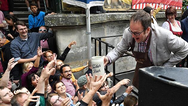Stadt Erlangen verk&uuml;ndet erneute Bergkirchweih-Absage: Wie Oberb&uuml;rgermeister Florian Janik (im Bild bei der Bergkirchweih 20219) am Dienstag (23. Februar) bekannt gab, f&auml;llt auch die Erlanger Bergkirchweih 2021 Corona zum Opfer. Bereits 2020 musste das Volksfest aufgrund der Corona-Pandemie abgesagt werden.