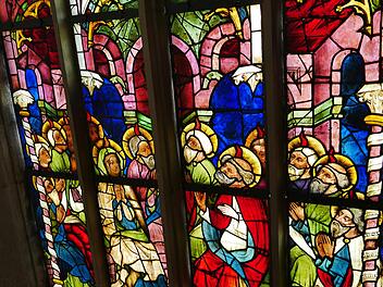 Ein Glasfenster in der Münnerstädter Stadtpfarrkirche ist dem Pfingstwunder gewidmet.  Foto: Heike Beudert