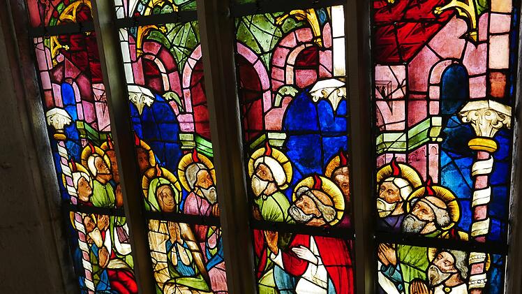 Ein Glasfenster in der Münnerstädter Stadtpfarrkirche ist dem Pfingstwunder gewidmet.  Foto: Heike Beudert