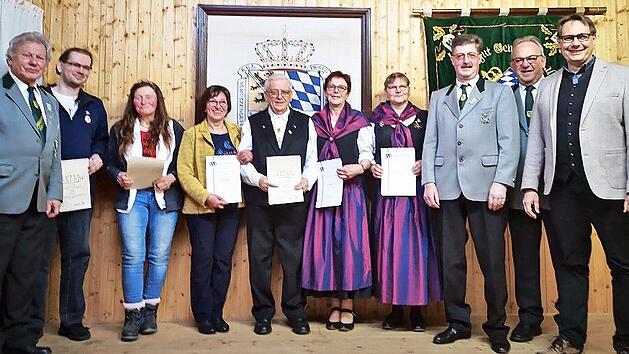 Im Zeichen von Ehrungen stand die Jahreshauptversammlung der Stadtsteinacher Sch&uuml;tzen. Unser Bild zeigt die Geehrten zusammen mit (von rechts) B&uuml;rgermeister Roland Wolfrum sowie den Vorstandsmitgliedern Reinhard Kraus und Willi Ultsch; links im Bild Zweiter Sch&uuml;tzenmeister Raimund Ortlieb.