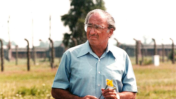 Ernst Michel an seinem 60. Geburtstag in Auschwitz-Birkenau. Er starb 2016. Das Gedenken an die Opfer war ihm wichtig.