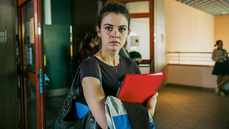 Vivian (Anja Pichler) hat mit ihrer Cousine Amelie auch ihre beste Freundin verloren.