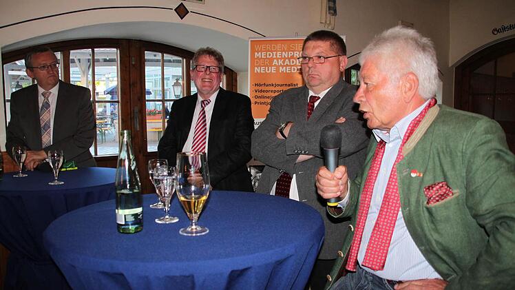 Auch sie diskutierten mit Bezirksheimatpfleger Prof. Dr. Günter Dippold (links) leidenschaftlich über den Heimatbegriff: Historiker Prof. Dr. Wolfgang Protzner (rechts), Fremdenführer Hermann Müller (zweiter von rechts) und Dekan Jürgen Zinck. Foto: Stephan Stöckel.
