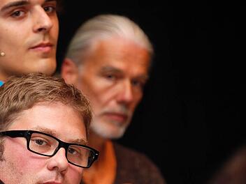 Die Wahlkampferverlierer sind enttäuscht (von vorne) Björn Cukrowski (FDP), Sebastian Herter (Freie Wähler), Helmut Wesolek (Grüne).  Foto: Matthias Hoch