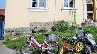 Fuhrpark vor dem Kindergarten  Foto: Anton Then