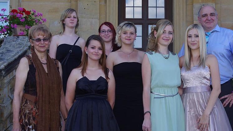 Die frischgebackenen Medizinischen Fachangestellten in Kronach ansässiger Praxen Maria Schülein, Christina Scheuerich, Anja Hoffmann, Theresa Harz, Karina Barnickel und Leonie Detsch (ab zweite von links) mit ihren Klassenlehrern Barbara Waldhäuser (links) und Ernst Zeiler (rechts).