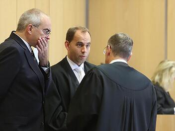Burkhard Spachmann mit seinen Anwälten Thomas Bittorf und Ekkehard Staritz (von links) . Foto: Barbara Herbst