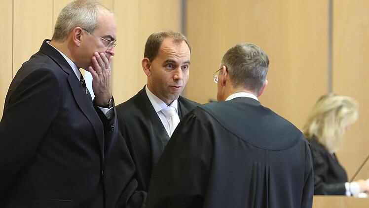 Burkhard Spachmann mit seinen Anwälten Thomas Bittorf und Ekkehard Staritz (von links) . Foto: Barbara Herbst