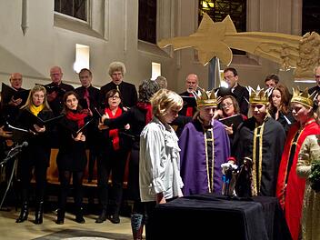 Ein stimmungsvolles Adventskonzert erlebten zahlreiche Zuhörer in der Heilig-Kreuz-Kirche. Im Hintergrund der Projektchor "Ziemliche beste Stimmen" unter Leitung von Carolin Heckel, im Vordergrund Kinder bei der Aufführung des Theaterstücks "Der kleine König". Foto: Jochen Berger