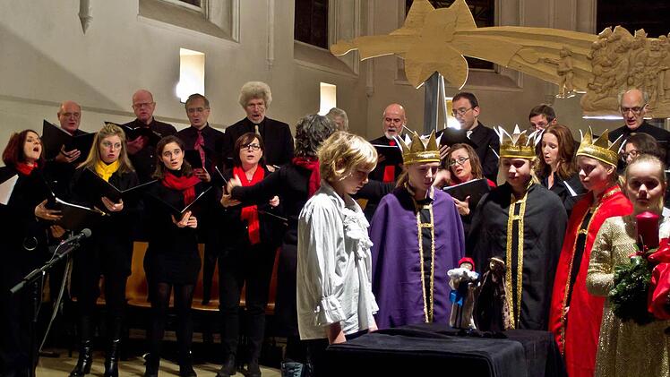Ein stimmungsvolles Adventskonzert erlebten zahlreiche Zuhörer in der Heilig-Kreuz-Kirche. Im Hintergrund der Projektchor "Ziemliche beste Stimmen" unter Leitung von Carolin Heckel, im Vordergrund Kinder bei der Aufführung des Theaterstücks "Der kleine König". Foto: Jochen Berger