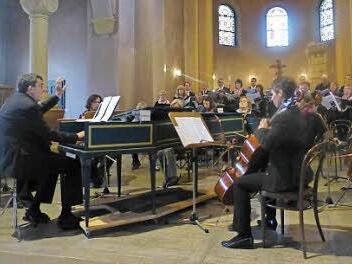 Jörg Wöltche mit dem Singkreis aus Schaafheim im Odenwald und dem Kissinger Kammerorchester beim Konzert in der Erlöserkirche. Foto: Ahnert