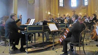 Jörg Wöltche mit dem Singkreis aus Schaafheim im Odenwald und dem Kissinger Kammerorchester beim Konzert in der Erlöserkirche. Foto: Ahnert