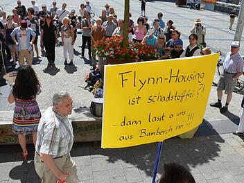 Vor dem Rathaus Maxplatz protestierten rund 50 Menschen gegen den befürchteten Abriss von Wohnungen auf dem US-Gelände. Auf die Entscheidung in der im Anschluss stattindenden Sitzung des Konversionssenats hatte die Demo allerdings kaum Einfluss.   Fotos: Ronald Rinkllef