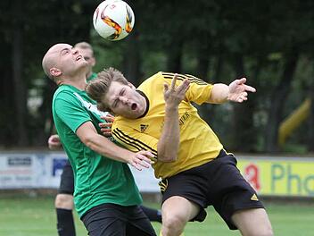 Auch wenn es mal weh tut, wie hier im Derby gegen Neunkirchen und Benedikt Bock (l.), führt Ermreuths Spielertrainer Maik Sprenger die Torschützenliste des Kreisliga 2 mit 24 Treffern unumstritten an.  Foto: Kellner