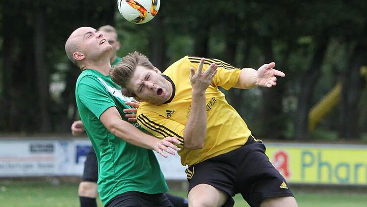 Auch wenn es mal weh tut, wie hier im Derby gegen Neunkirchen und Benedikt Bock (l.), führt Ermreuths Spielertrainer Maik Sprenger die Torschützenliste des Kreisliga 2 mit 24 Treffern unumstritten an.  Foto: Kellner