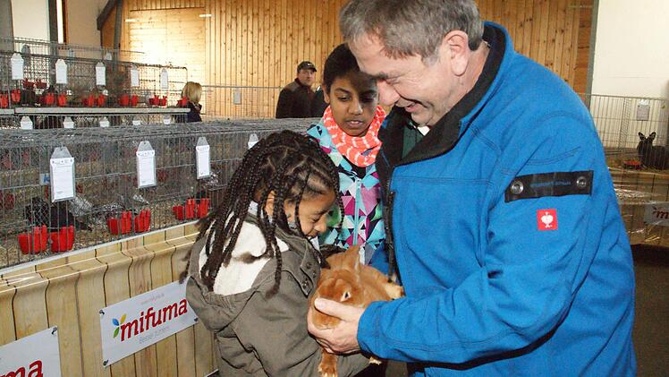 Auch mal streicheln darf man bei der Vereinsschau der Kleintierzüchter in Eltmann. Als Tochter eines Arbeitskollegen bekam Danait vom Vorsitzenden Otmar Klemm eine "Einzelführung" durch die Ausstellung.