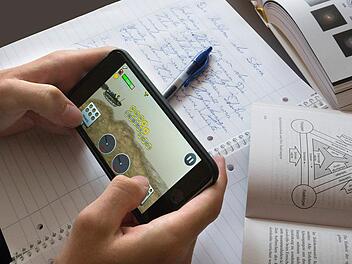 Schon heute gehören Mobiltelefone in vielen Schulen zum Alltag. Dort gelten allerdings häufig Einschränkungen. Ist ein Smartphone-Verbot sinnvoll? Foto: epd