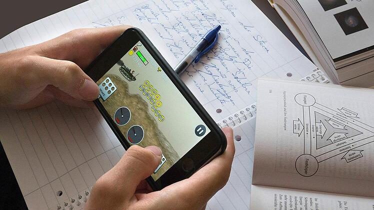 Schon heute gehören Mobiltelefone in vielen Schulen zum Alltag. Dort gelten allerdings häufig Einschränkungen. Ist ein Smartphone-Verbot sinnvoll? Foto: epd