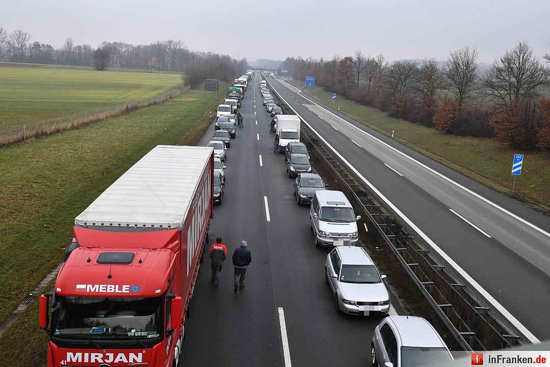 Lkw kippt auf A73 um - Autobahn in Richtung Nürnberg gesperrt