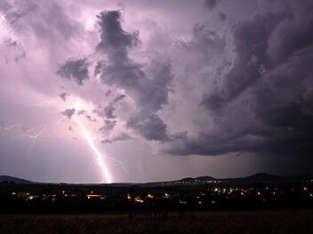 Gewitter zwischen Dreistelz und Pilsterköpfen: Auch über dem Rhönklub ziehen erneut dunkle Wolken auf. Nachfragen zu den Finanzen beim Haupt-Vorstand reißen alte Wunden wieder auf. Ex-Präsidentin Regina Rinke will mit den Querelen nichts zu tun haben.  Foto: Jürgen Hüfner