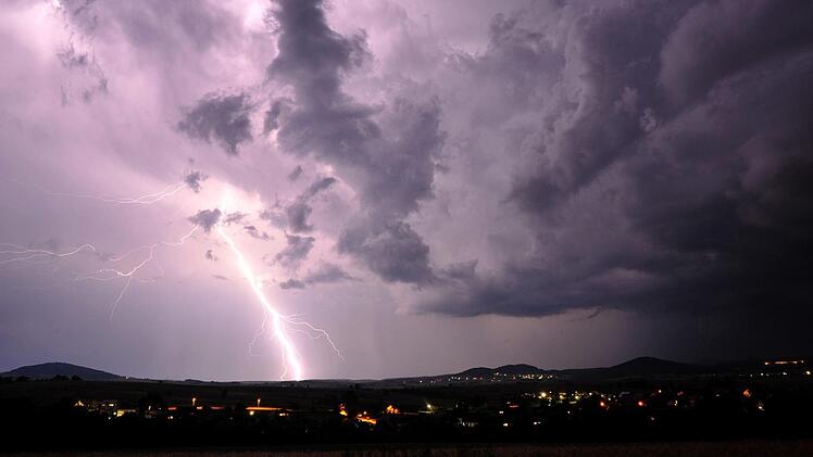 Gewitter zwischen Dreistelz und Pilsterköpfen: Auch über dem Rhönklub ziehen erneut dunkle Wolken auf. Nachfragen zu den Finanzen beim Haupt-Vorstand reißen alte Wunden wieder auf. Ex-Präsidentin Regina Rinke will mit den Querelen nichts zu tun haben.  Foto: Jürgen Hüfner