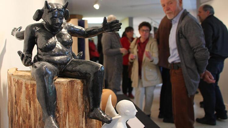 Die Eröffnung der Ausstellung lockte viele Kunstinteressiere ins Landratsamt. Fotos: Ronald Heck